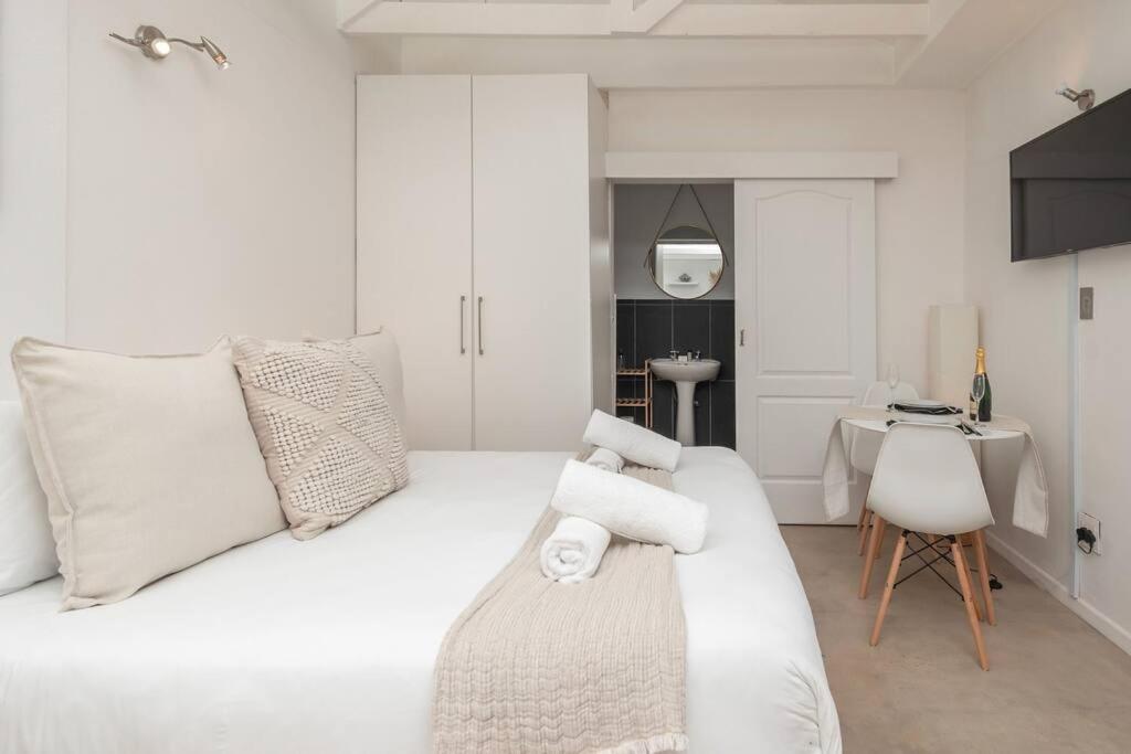 Bohemian, Neutral Studio Close to Promenade