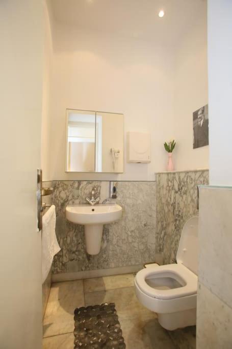 Vintage 2BR Apt in Downtown - Mint 69