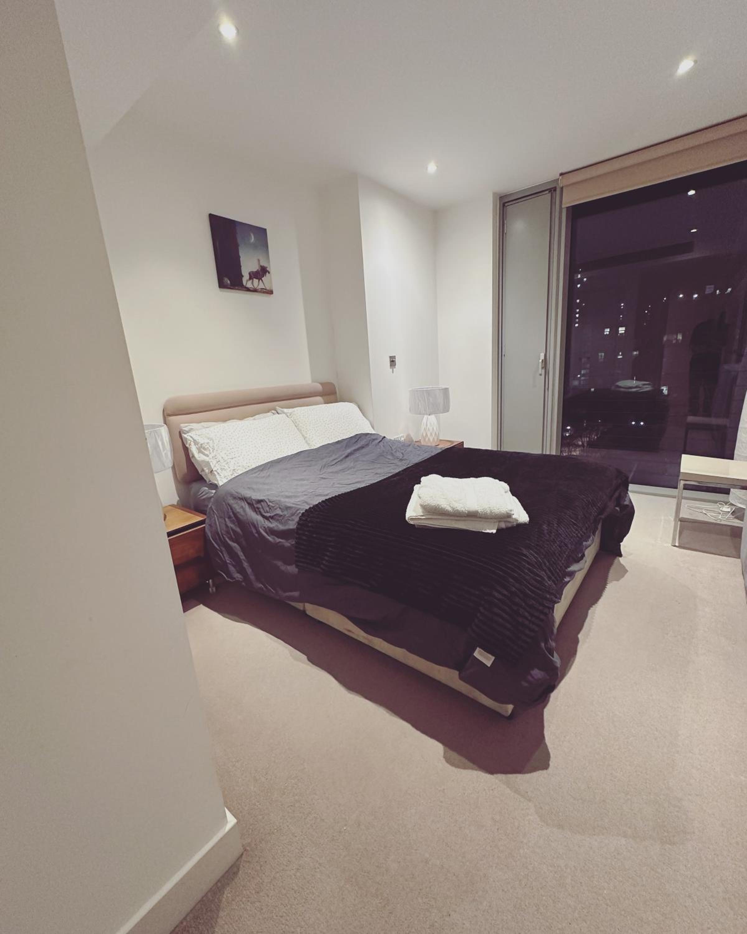 Modern 1 bed apartment at heart of Canary Wharf