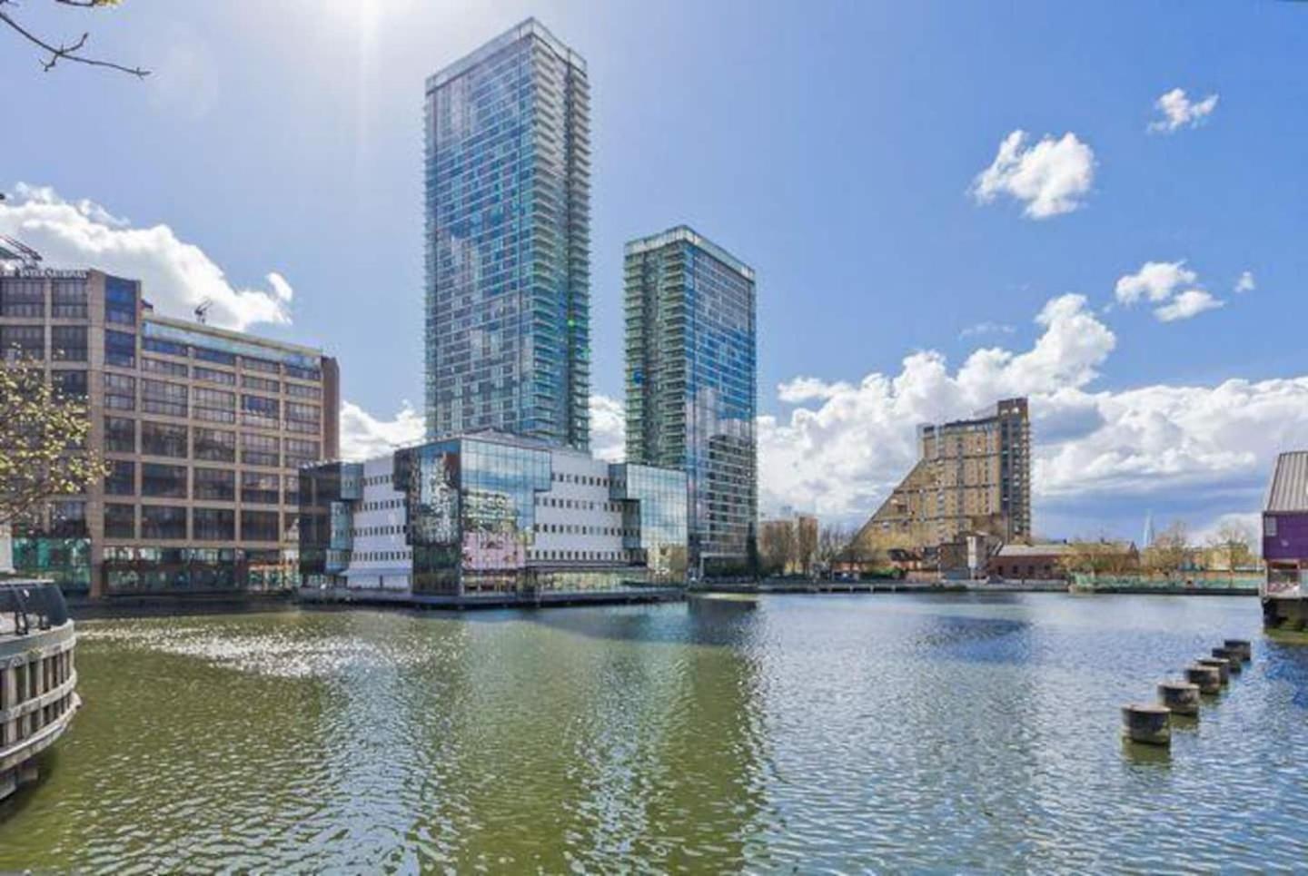 Modern 1 bed apartment at heart of Canary Wharf