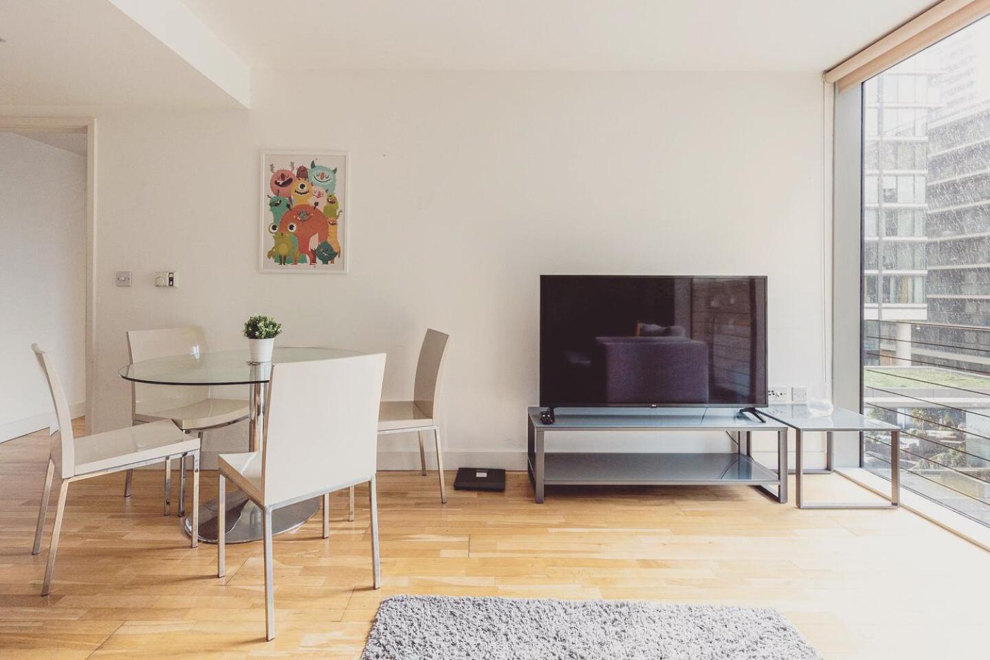 Modern 1 bed apartment at heart of Canary Wharf
