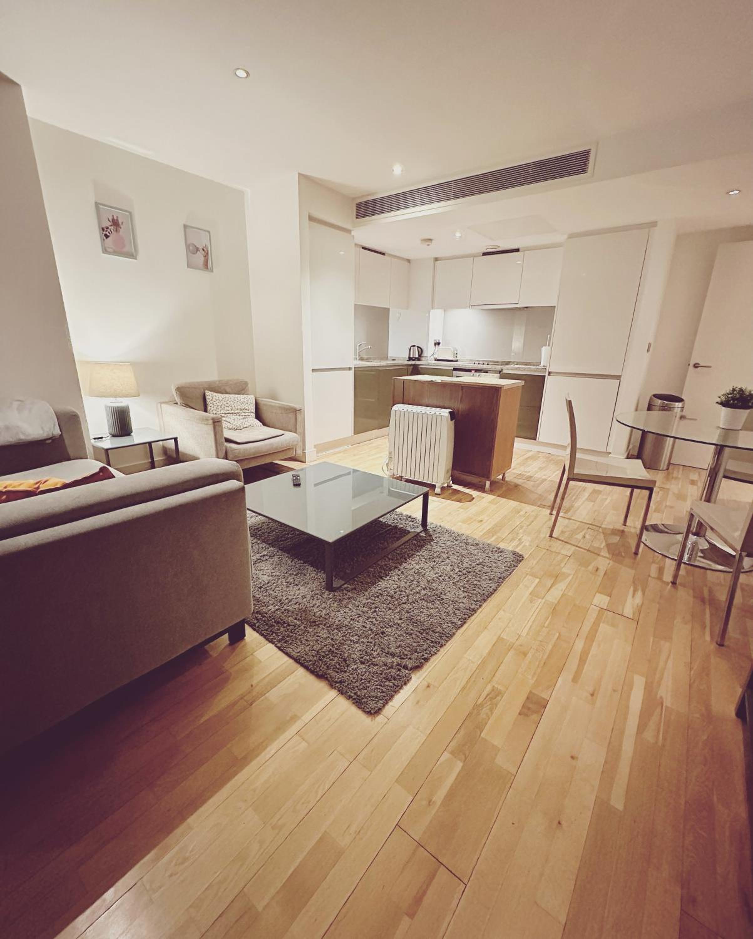 Modern 1 bed apartment at heart of Canary Wharf