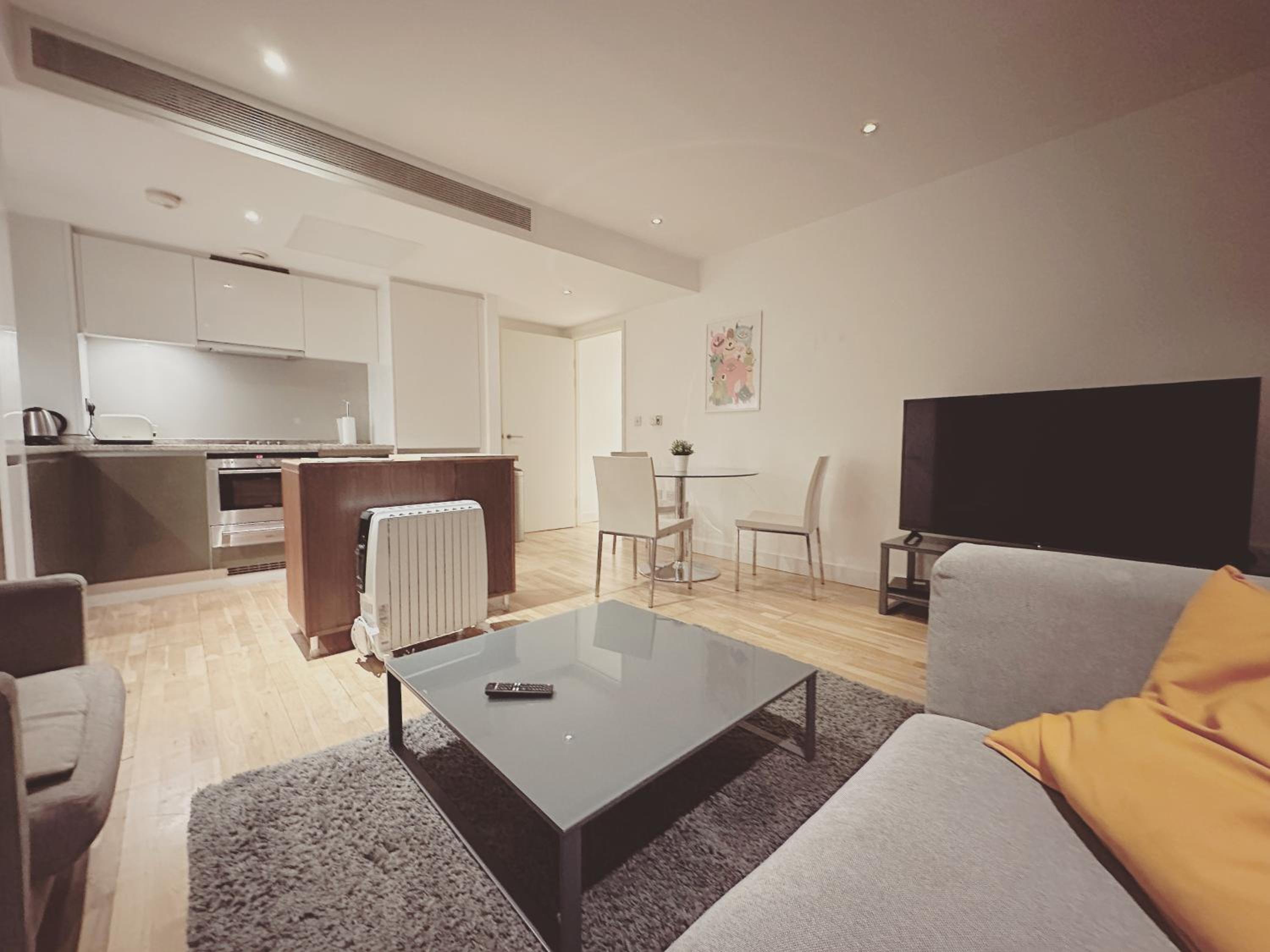 Modern 1 bed apartment at heart of Canary Wharf
