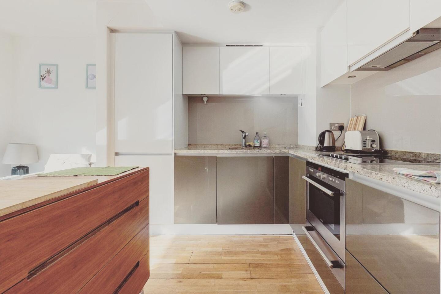Modern 1 bed apartment at heart of Canary Wharf