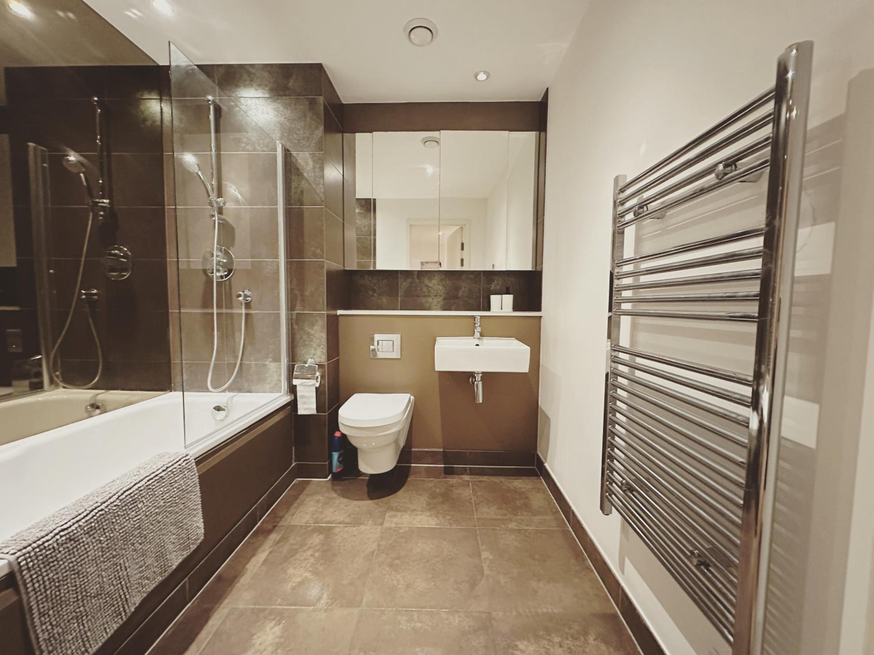 Modern 1 bed apartment at heart of Canary Wharf