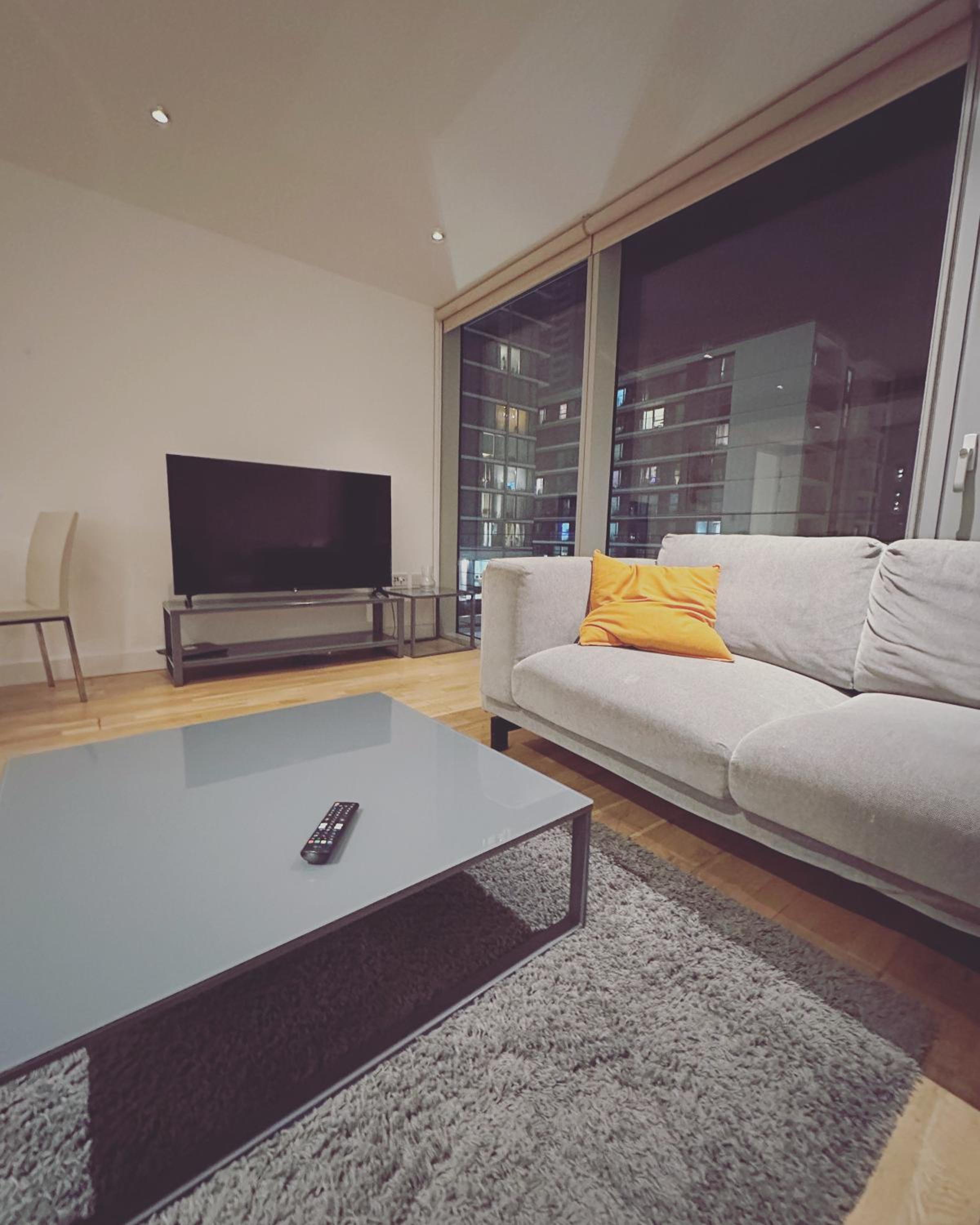 Modern 1 bed apartment at heart of Canary Wharf