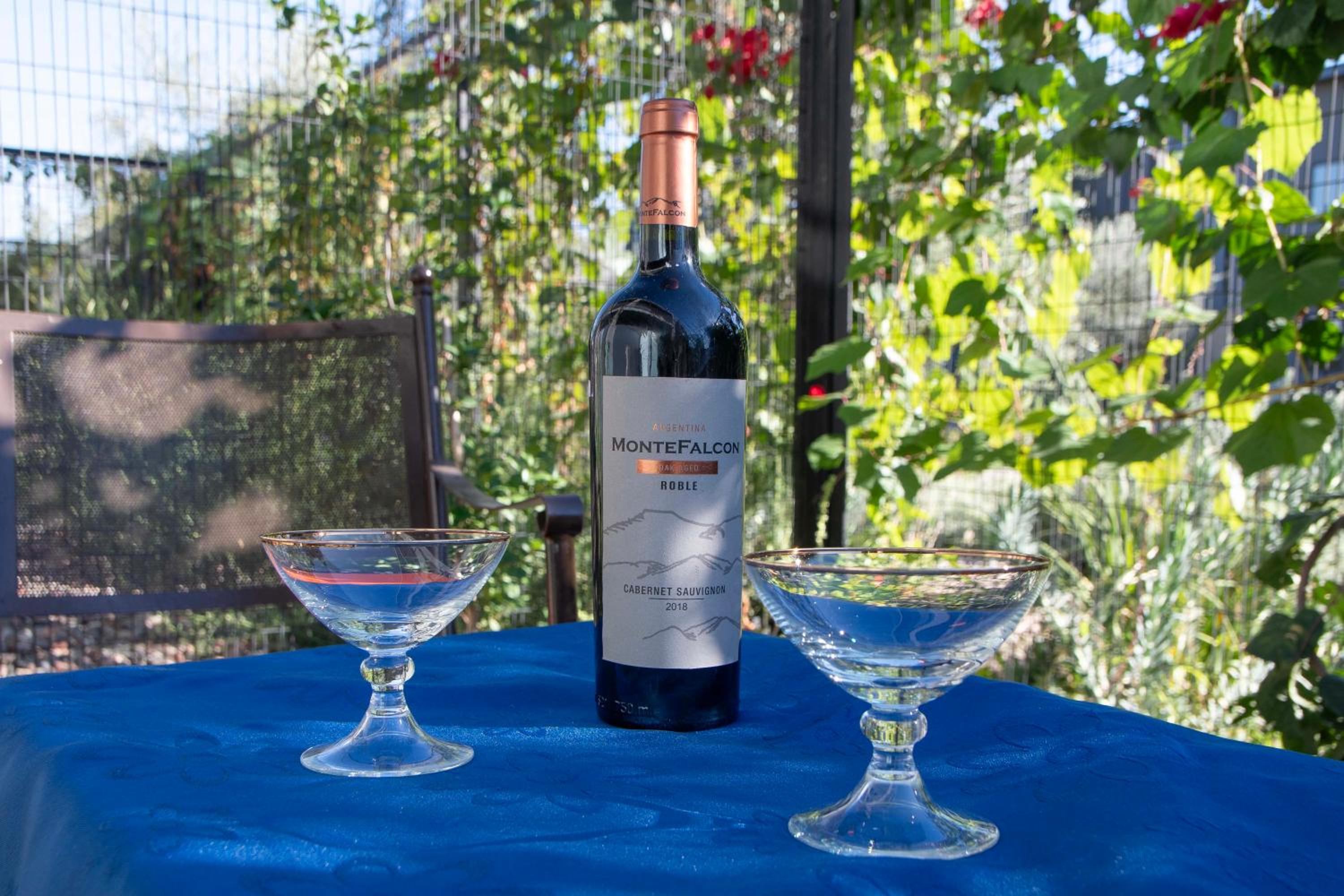 Depto del Bosque, 4 personas, patio, cochera cubierta ,parrilla