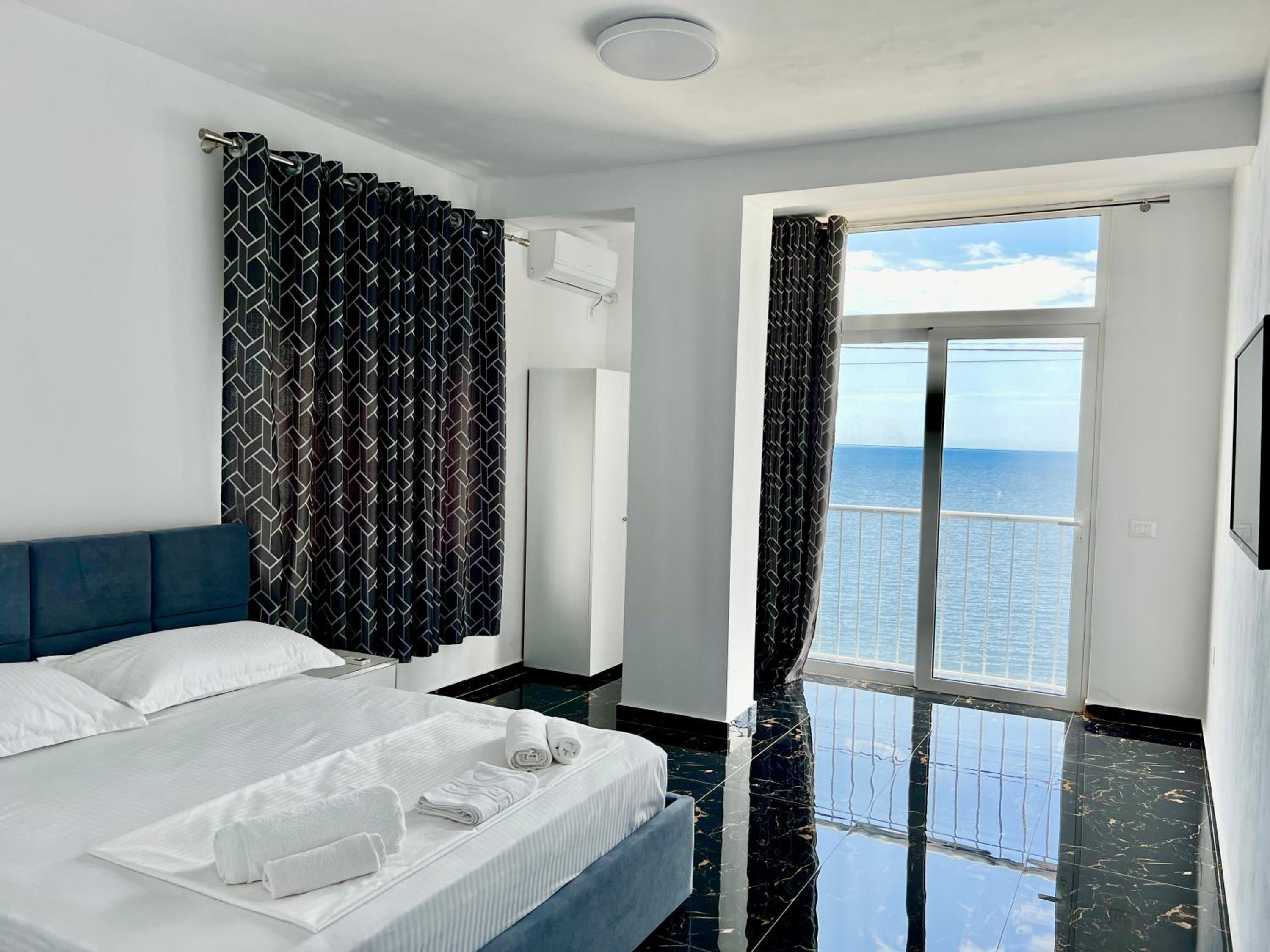 Redi's Seaview Apartments