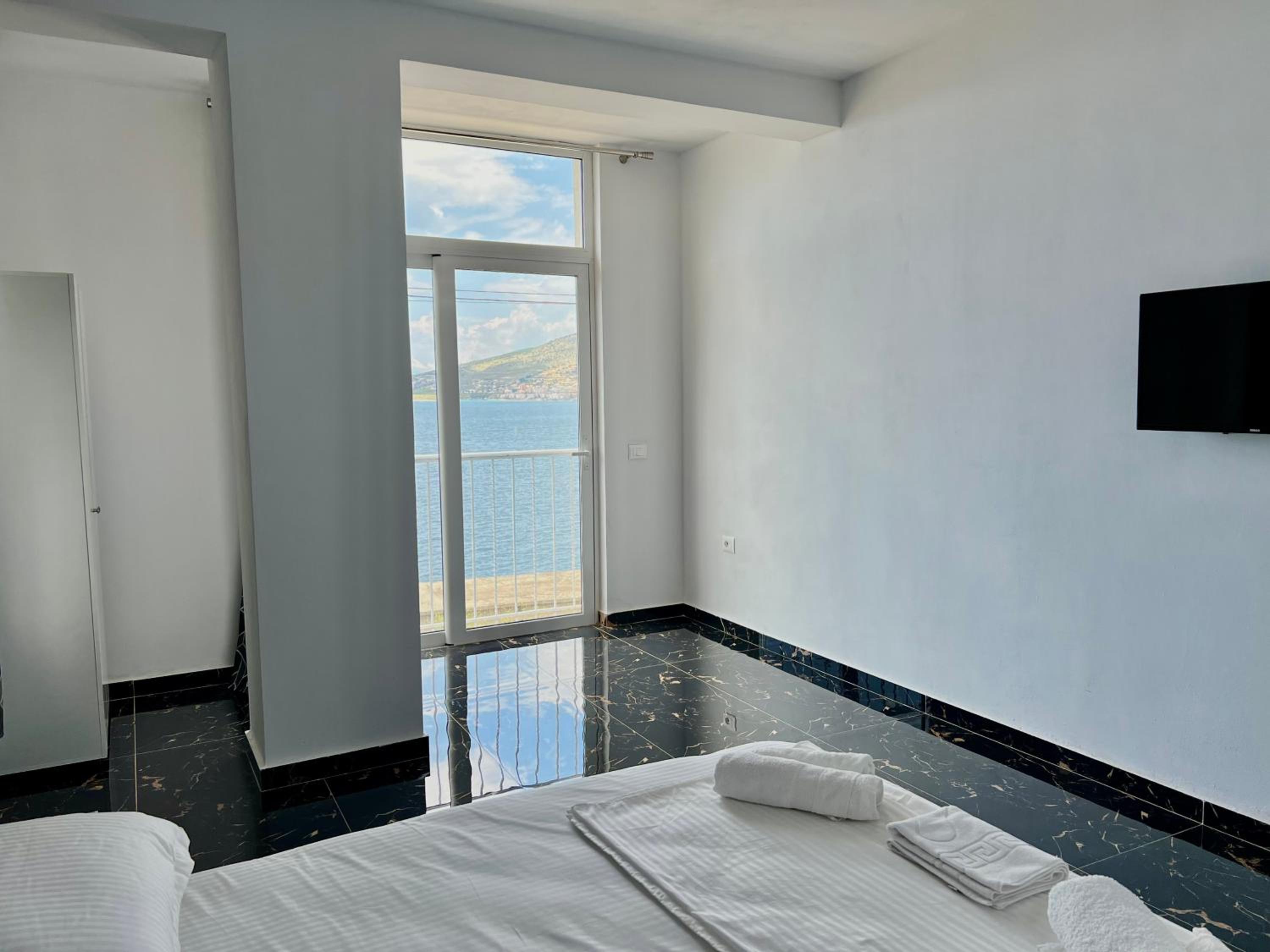 Redi's Seaview Apartments