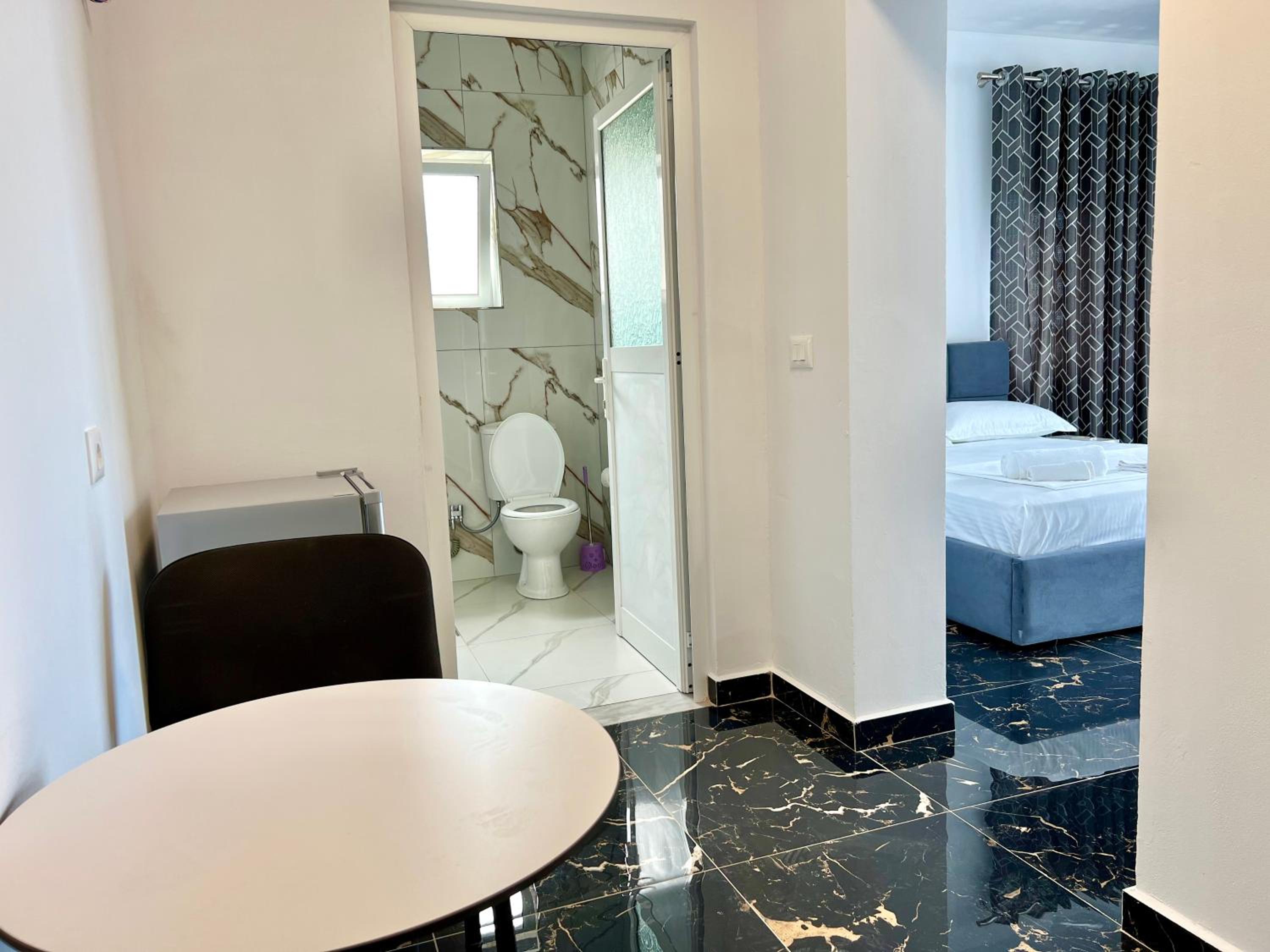 Redi's Seaview Apartments