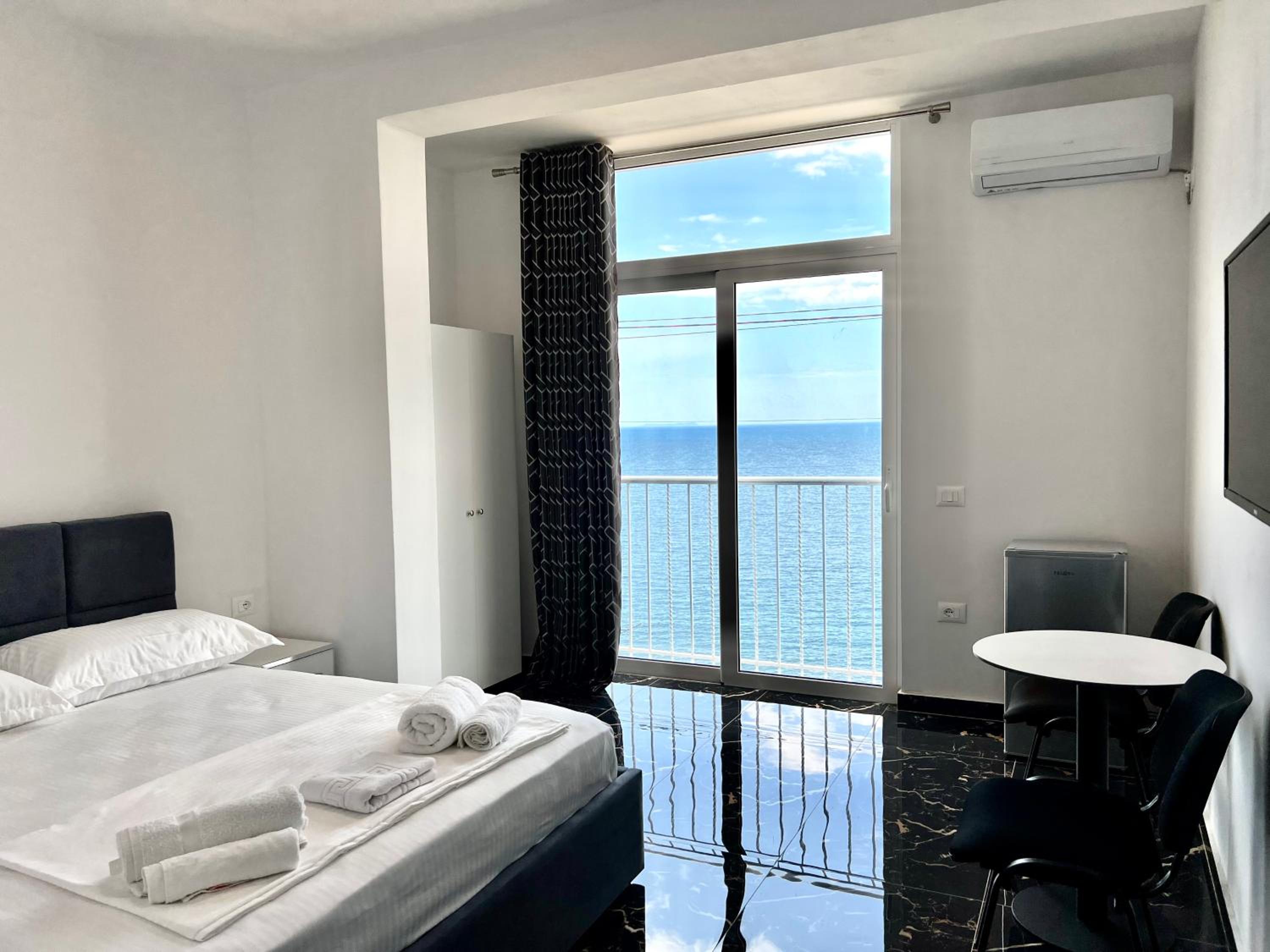 Redi's Seaview Apartments