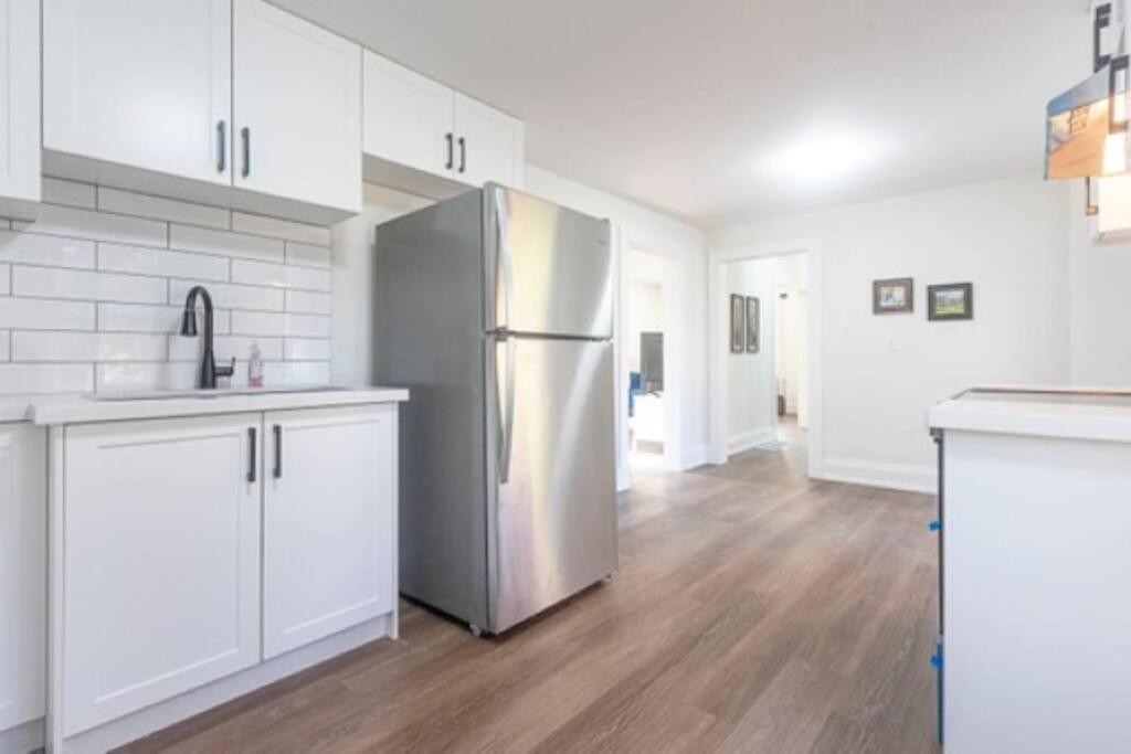 Cozy, Fully Renovated Home Near Lake- Lorne Park
