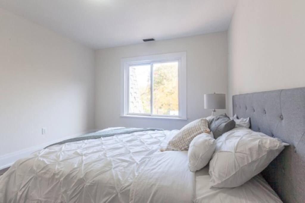 Cozy, Fully Renovated Home Near Lake- Lorne Park