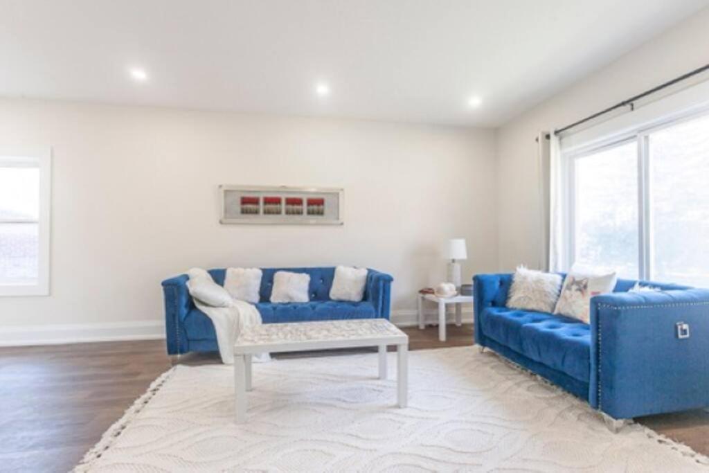 Cozy, Fully Renovated Home Near Lake- Lorne Park