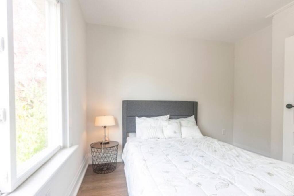 Cozy, Fully Renovated Home Near Lake- Lorne Park