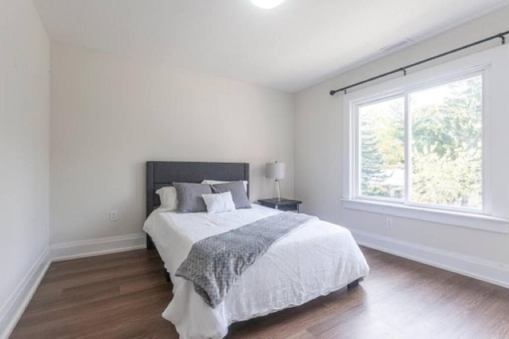 Cozy, Fully Renovated Home Near Lake- Lorne Park