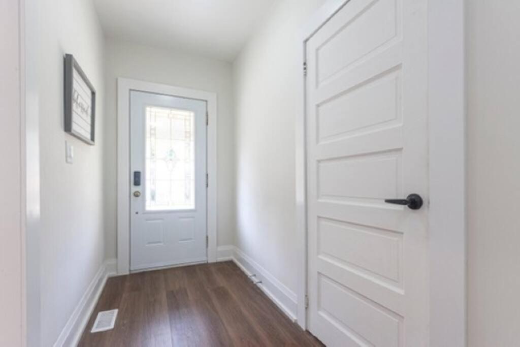 Cozy, Fully Renovated Home Near Lake- Lorne Park