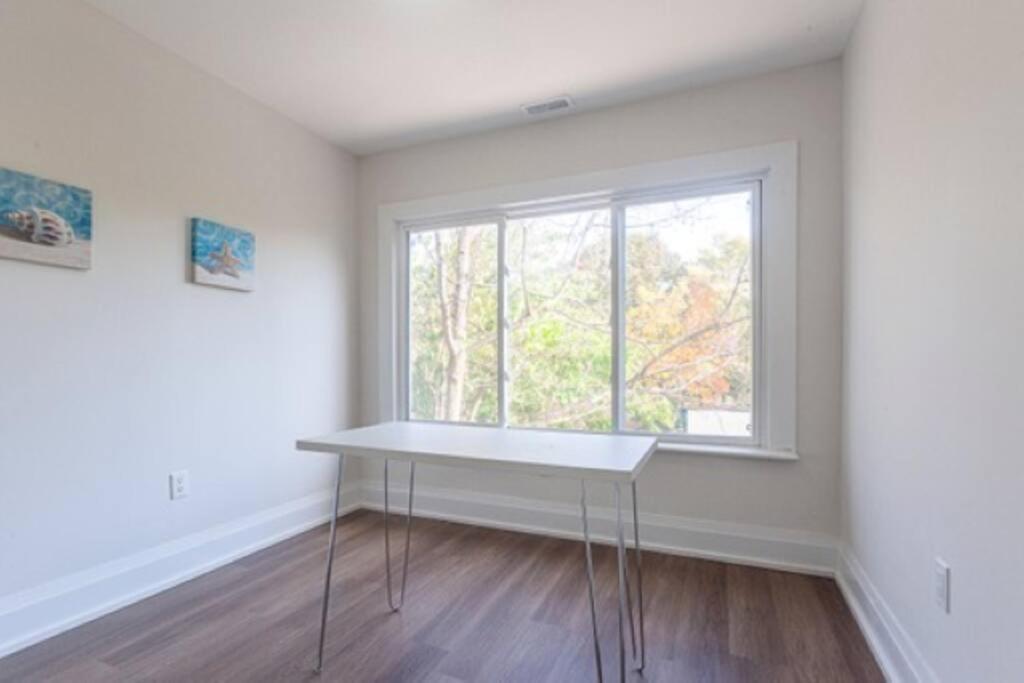 Cozy, Fully Renovated Home Near Lake- Lorne Park