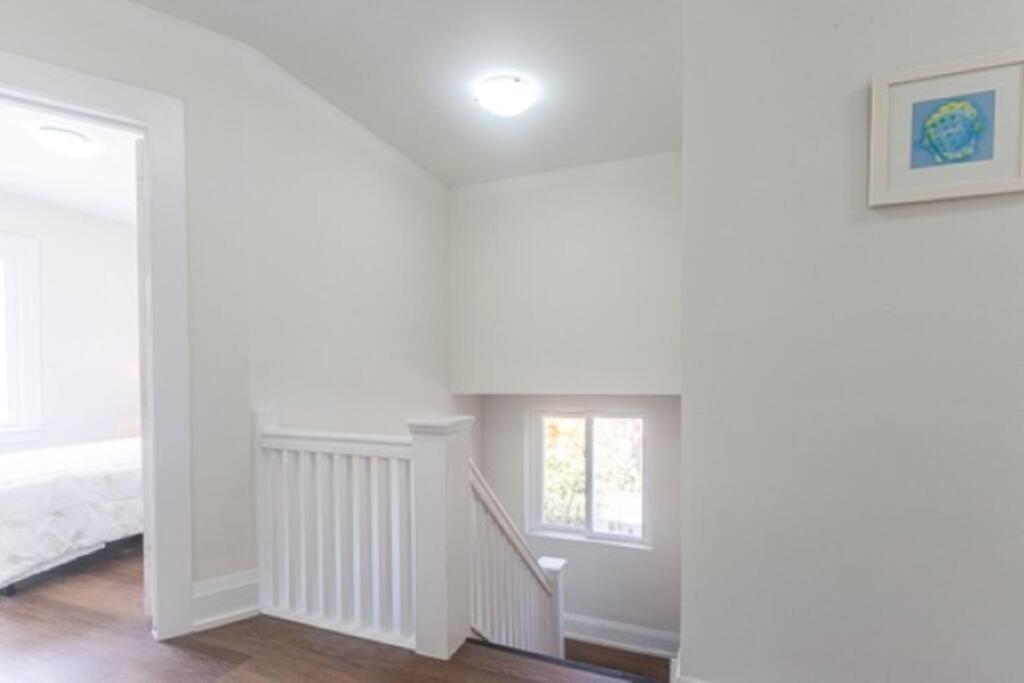 Cozy, Fully Renovated Home Near Lake- Lorne Park
