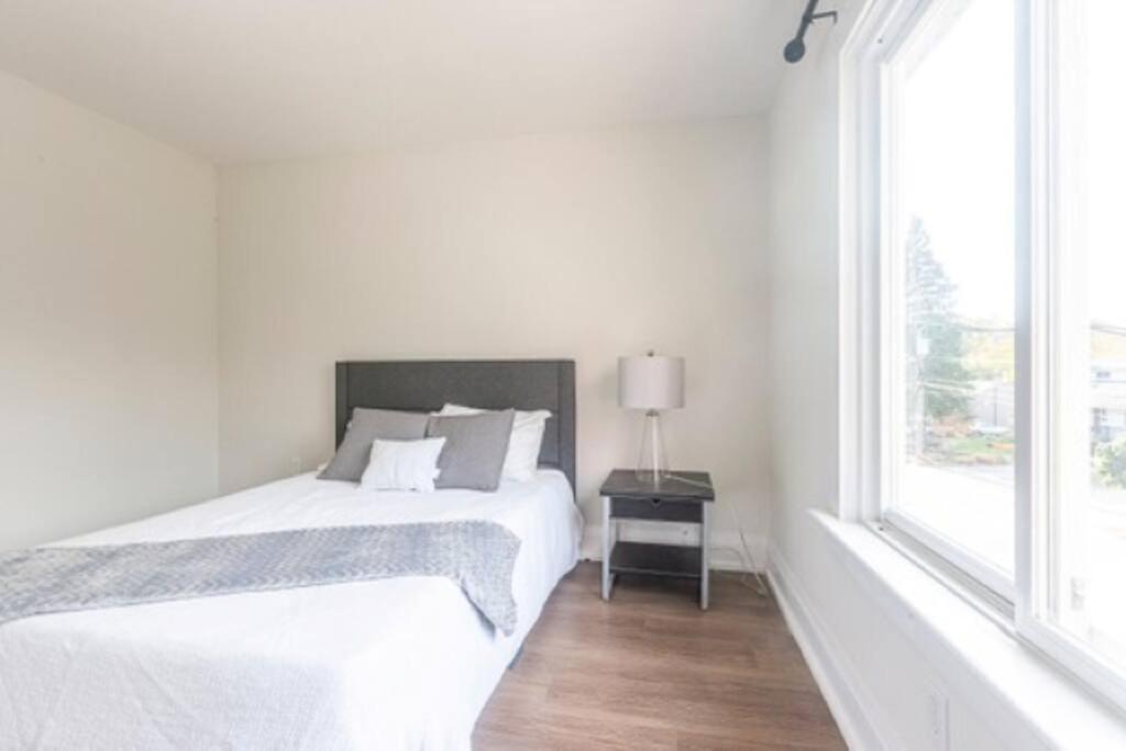 Cozy, Fully Renovated Home Near Lake- Lorne Park