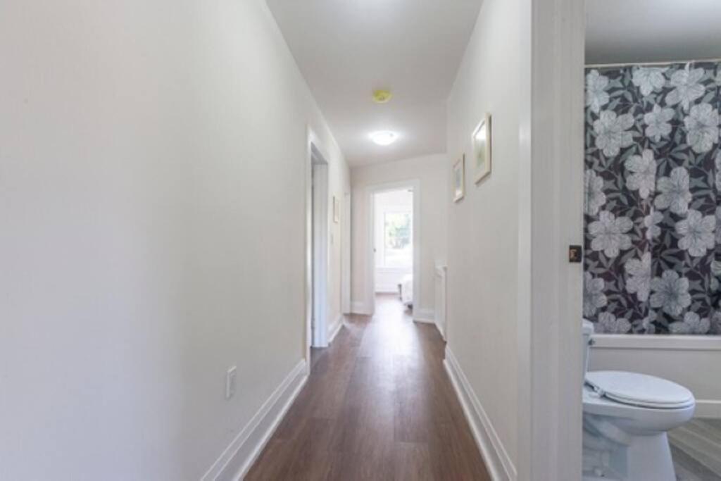 Cozy, Fully Renovated Home Near Lake- Lorne Park