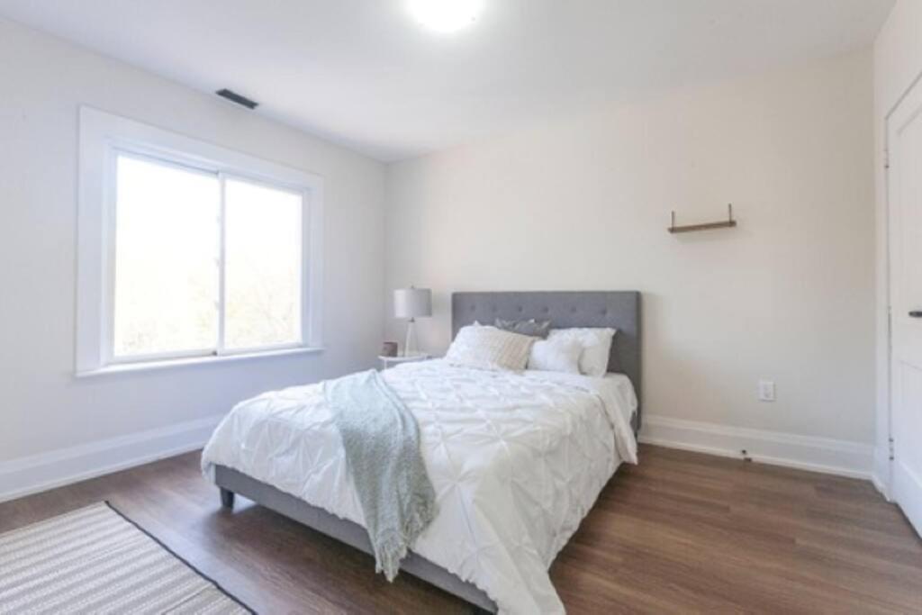 Cozy, Fully Renovated Home Near Lake- Lorne Park