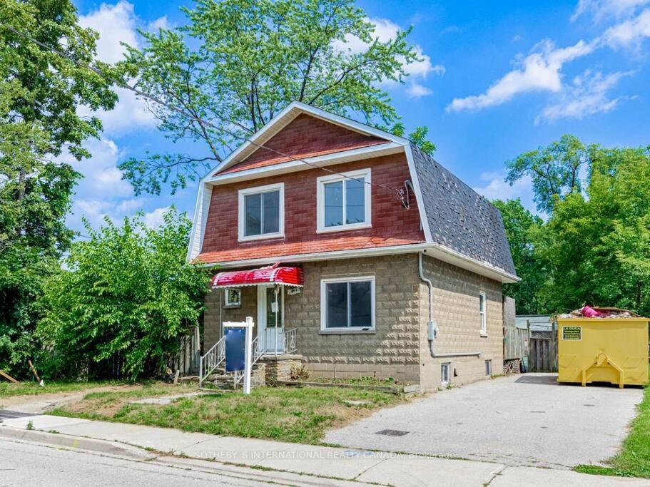 Cozy, Fully Renovated Home Near Lake- Lorne Park
