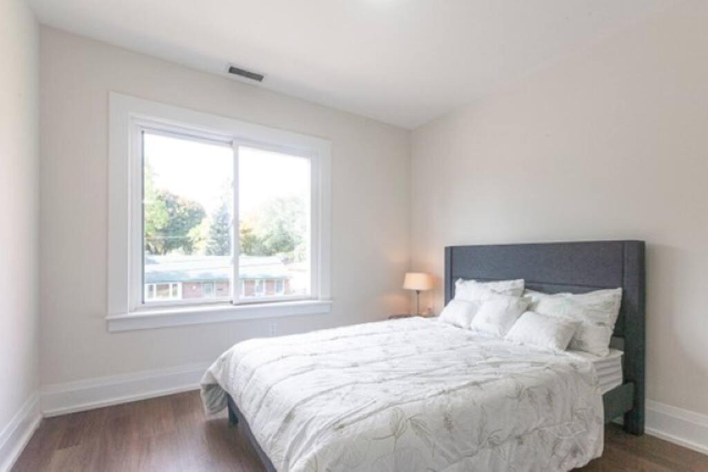 Cozy, Fully Renovated Home Near Lake- Lorne Park