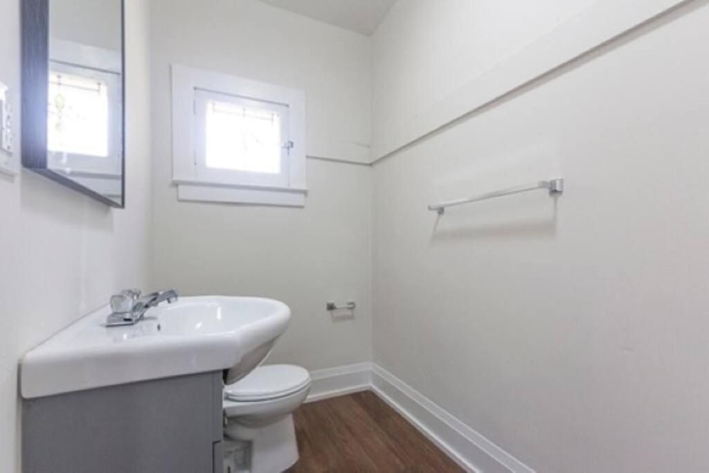 Cozy, Fully Renovated Home Near Lake- Lorne Park