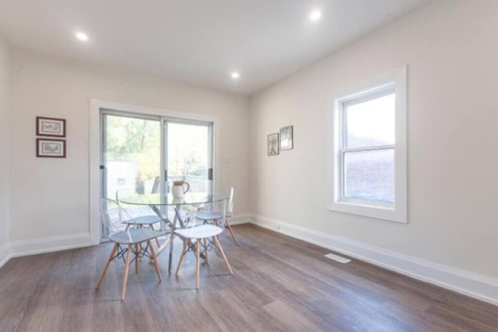 Cozy, Fully Renovated Home Near Lake- Lorne Park