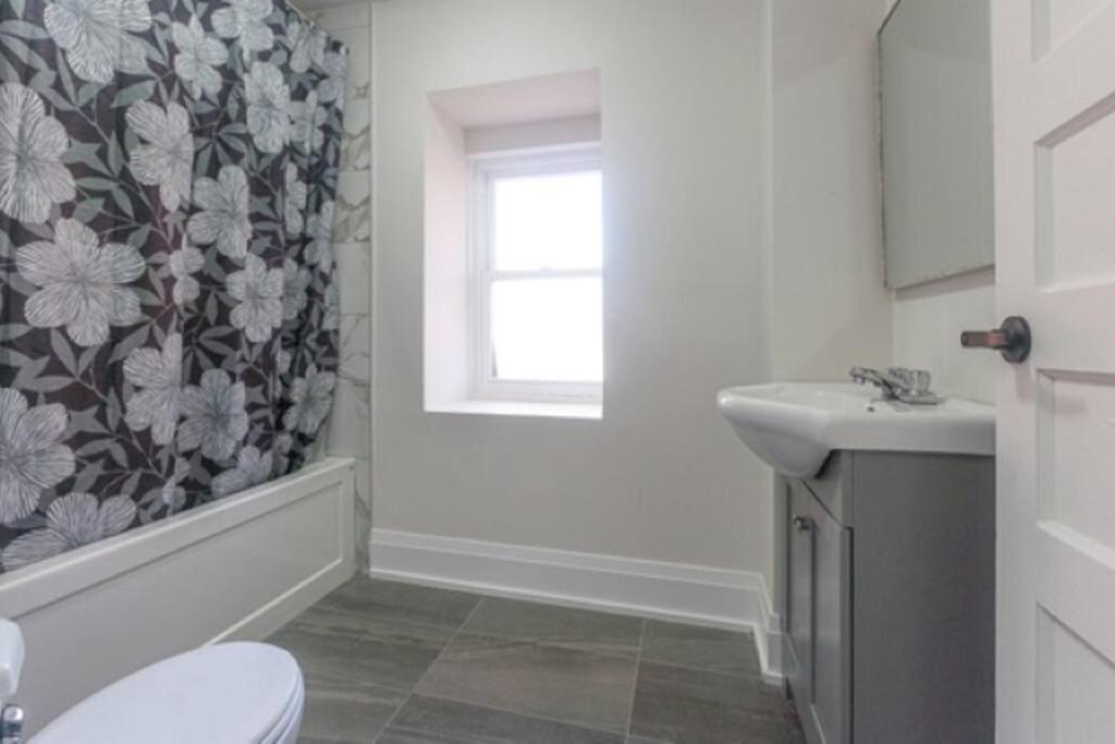 Cozy, Fully Renovated Home Near Lake- Lorne Park