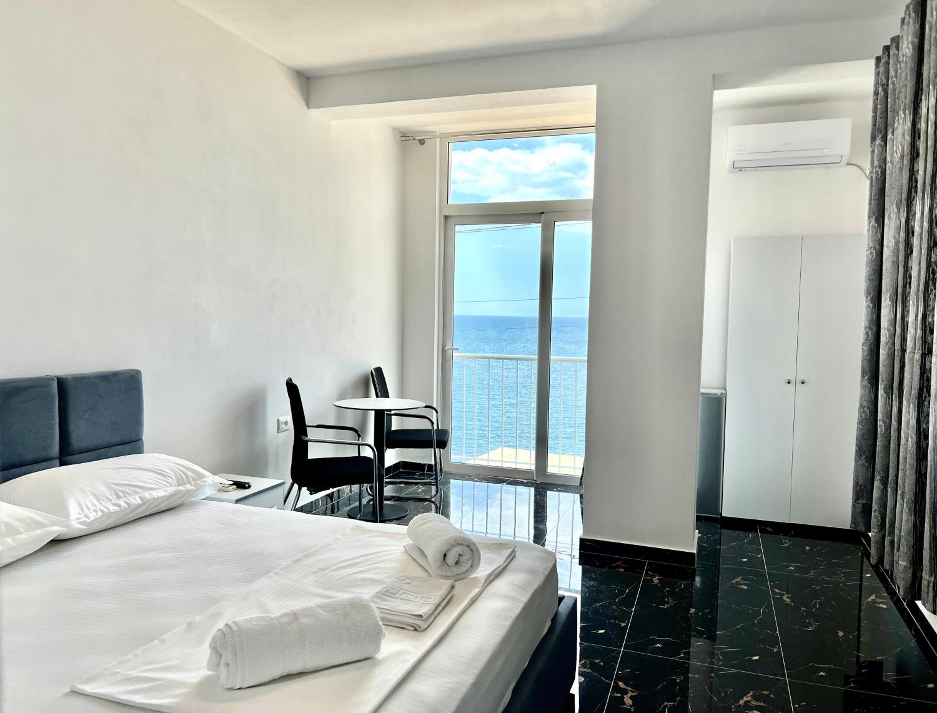 Redi's Seaview Apartments