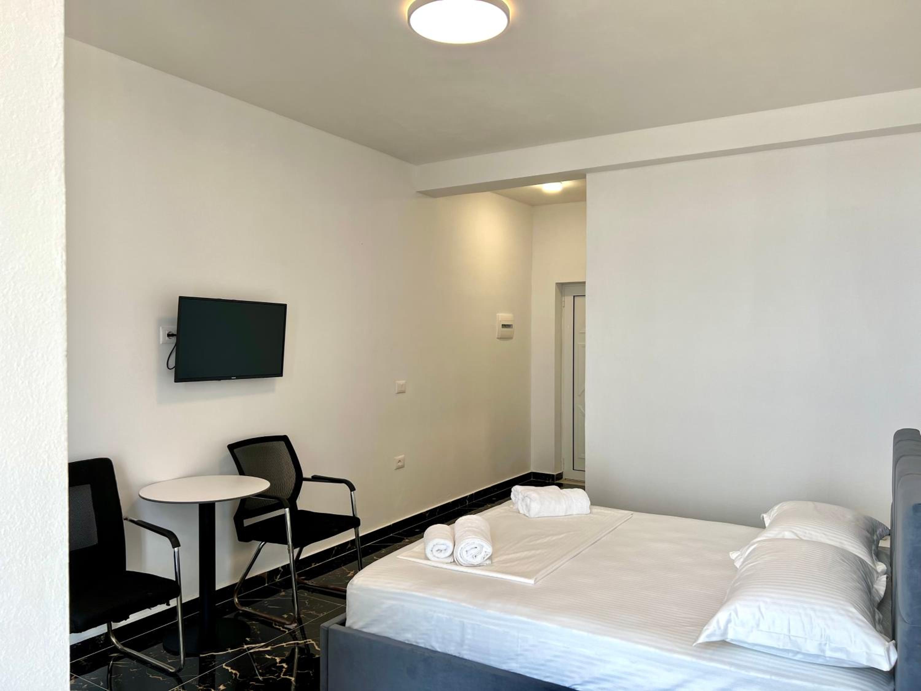 Redi's Seaview Apartments