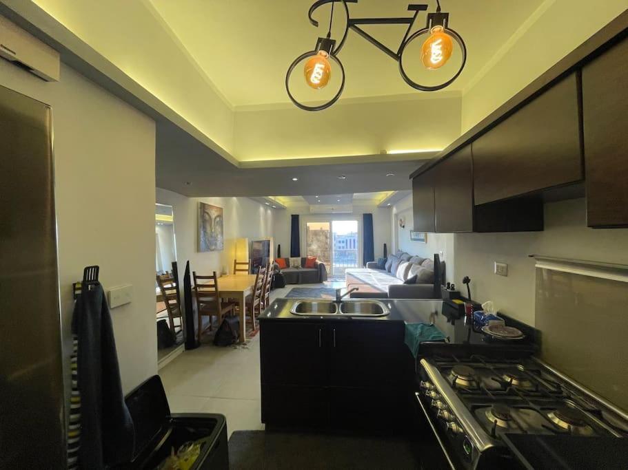 Comfortable Sunny apart 16 mins from Airport