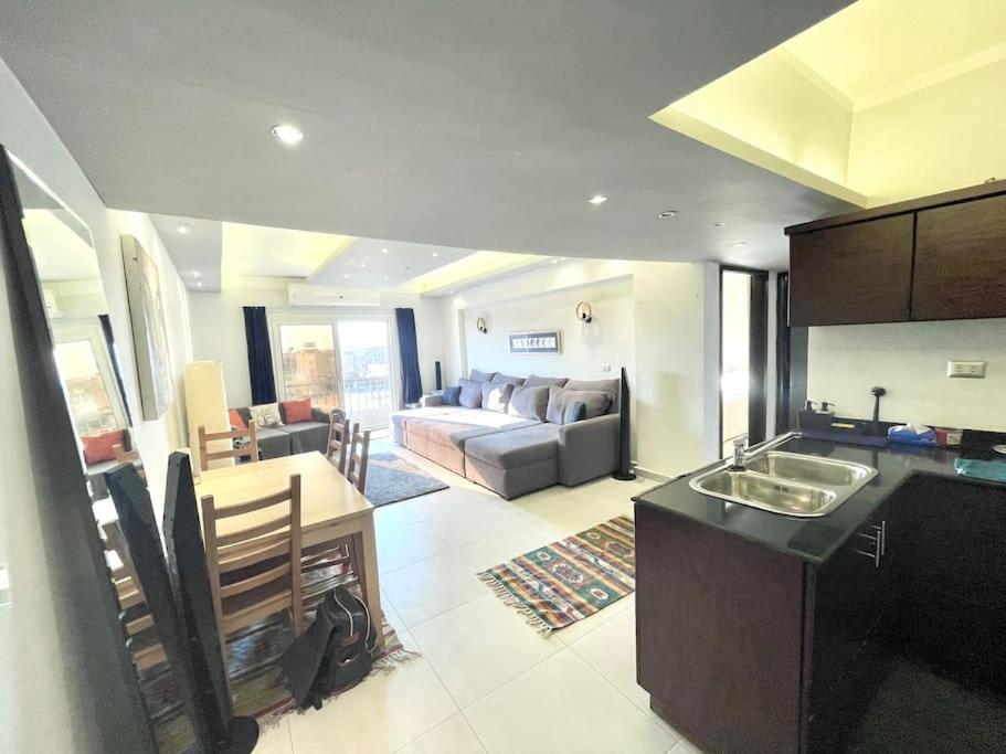 Comfortable Sunny apart 16 mins from Airport