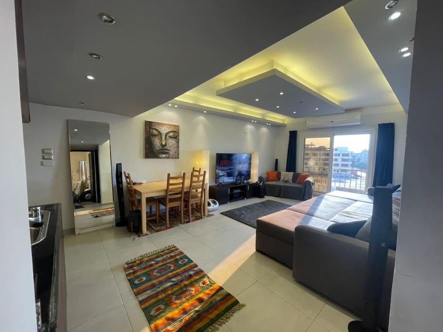Comfortable Sunny apart 16 mins from Airport