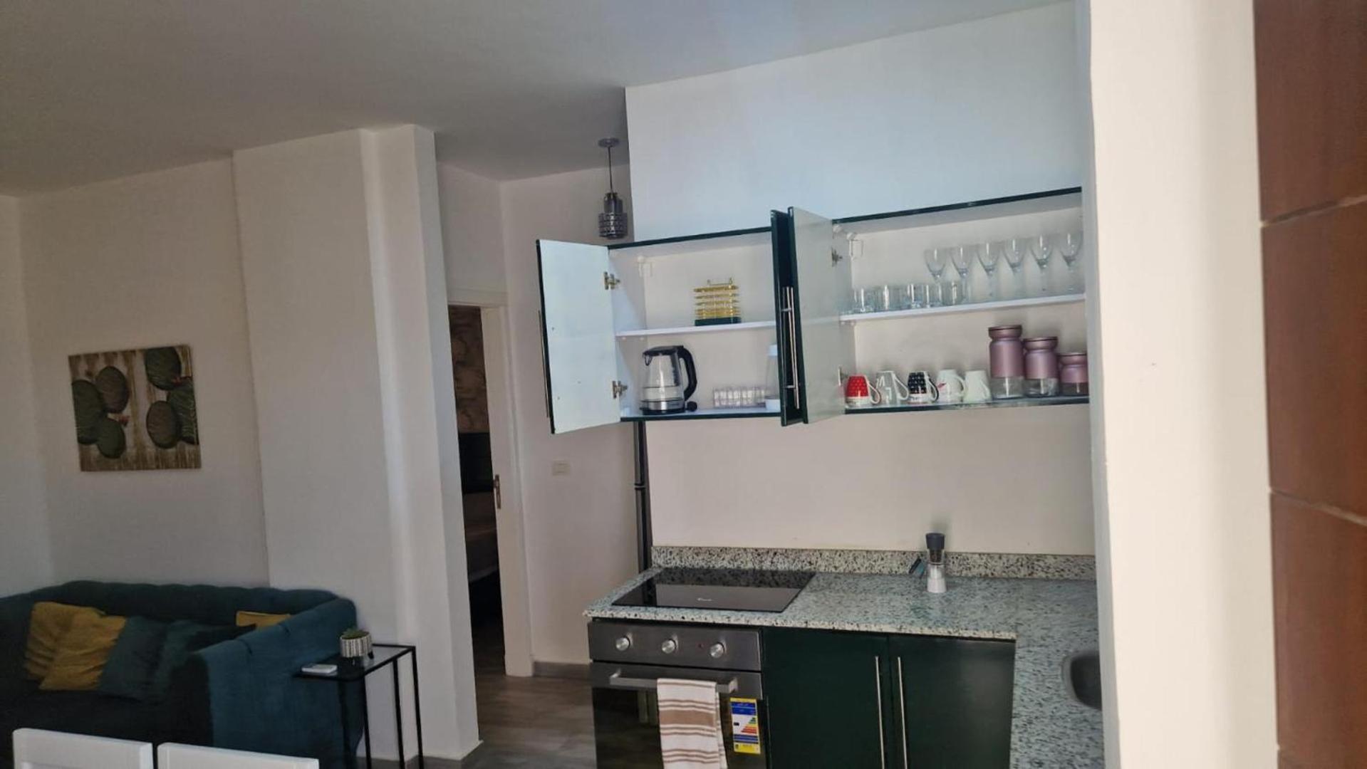 1 Bed Apartment Sleeps 2 - Communal Pool - Parking