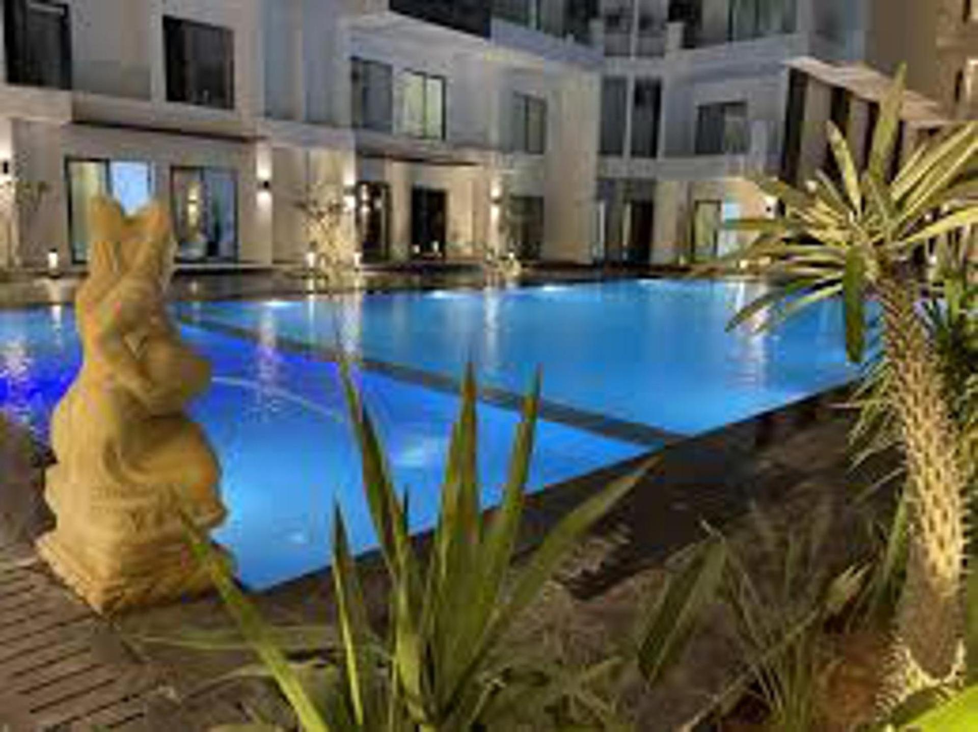 1 Bed Apartment Sleeps 2 - Communal Pool - Parking