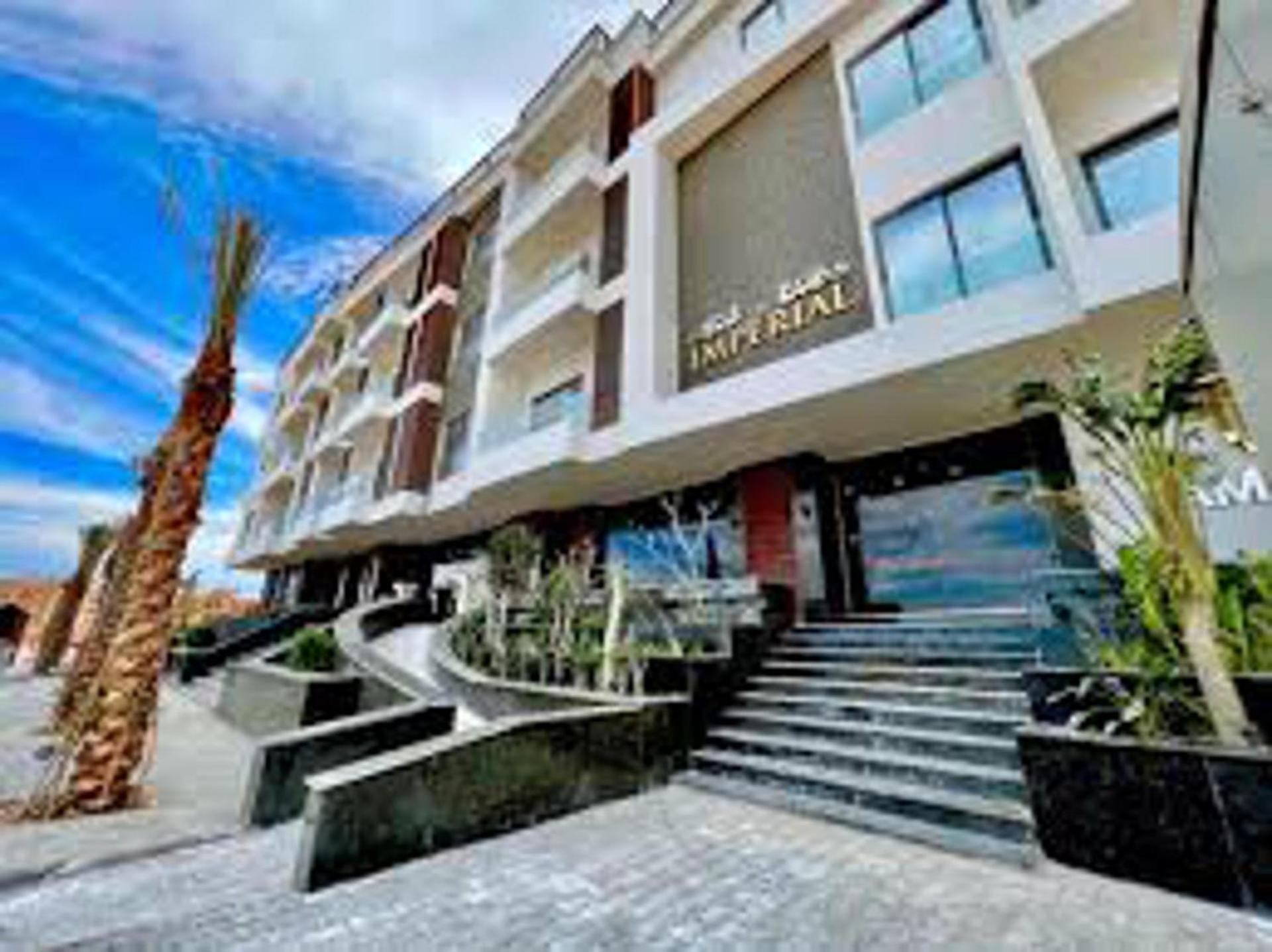 1 Bed Apartment Sleeps 2 - Communal Pool - Parking