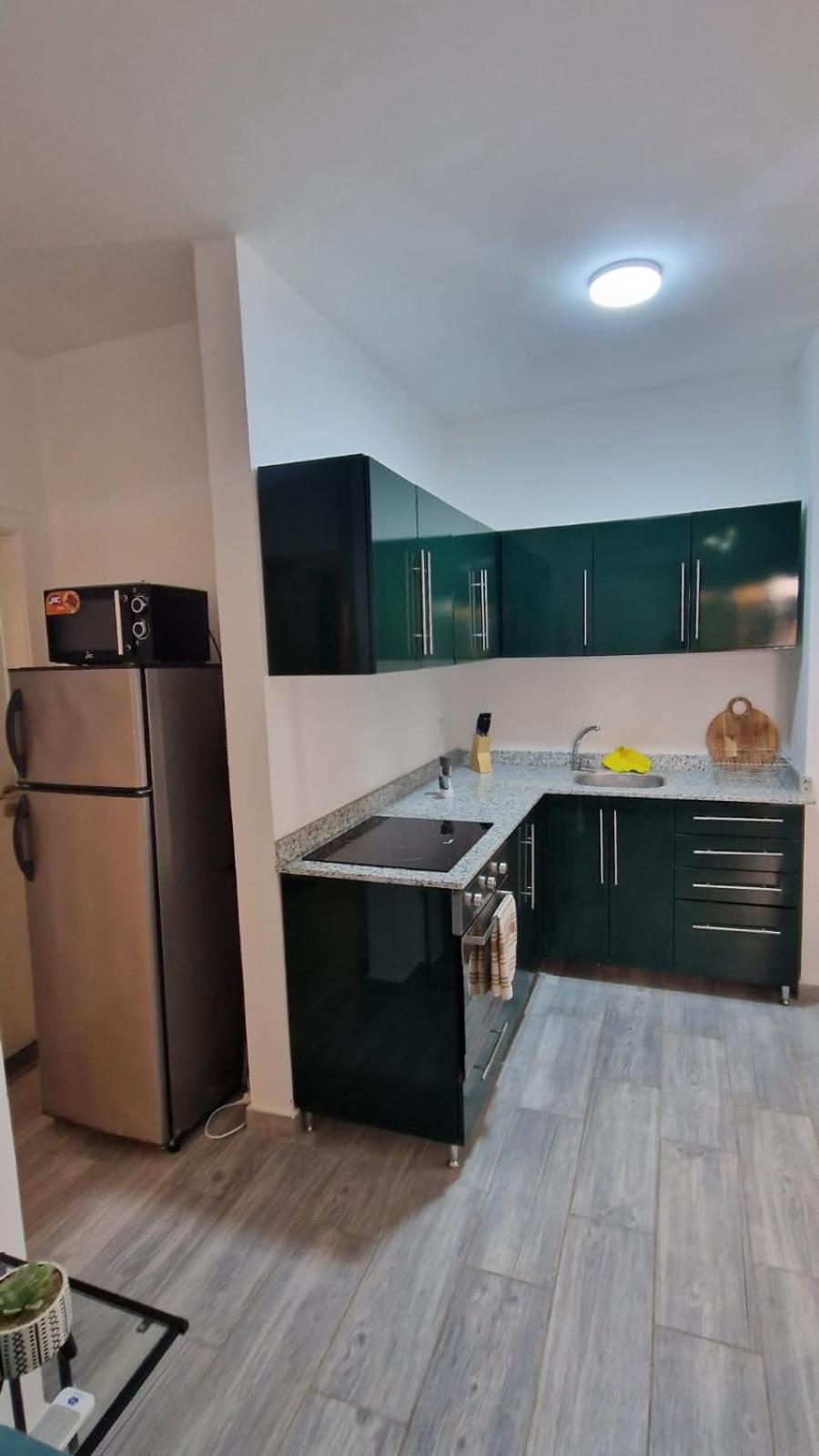 1 Bed Apartment Sleeps 2 - Communal Pool - Parking