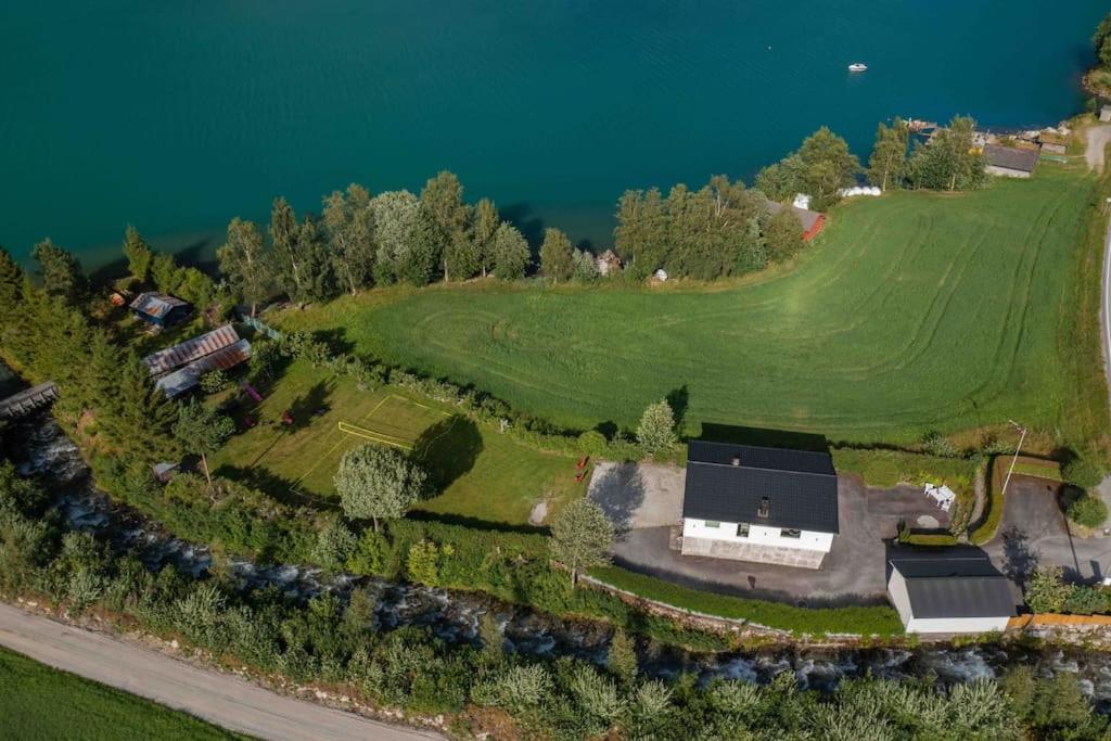 Landelig hus med fin badestrand og turområde.