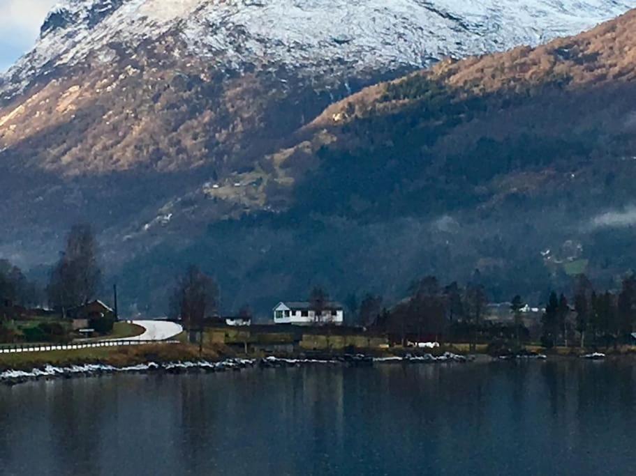 Landelig hus med fin badestrand og turområde.