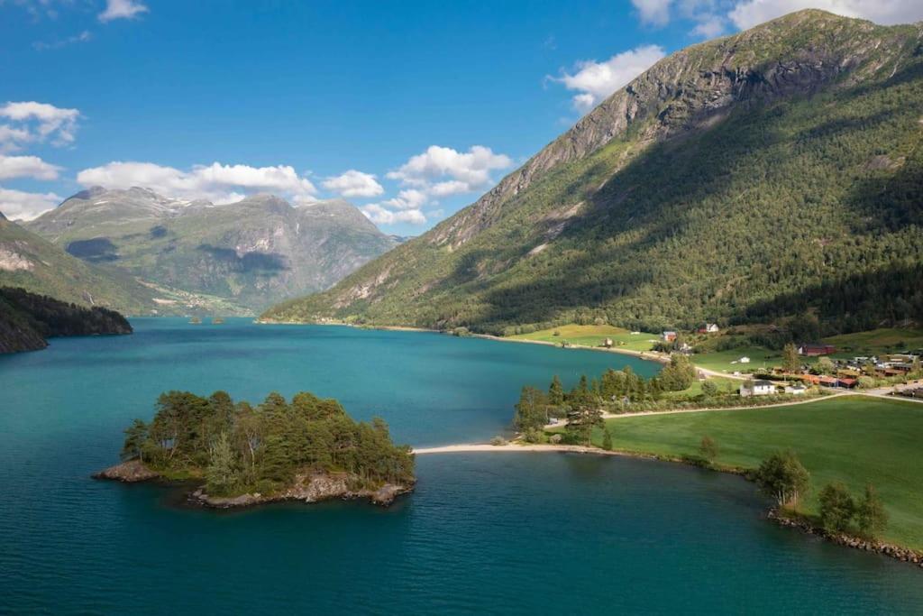 Landelig hus med fin badestrand og turområde.