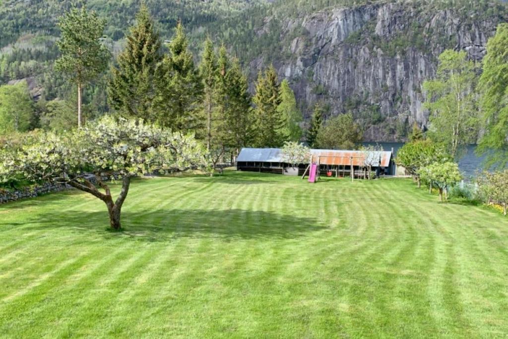 Landelig hus med fin badestrand og turområde.