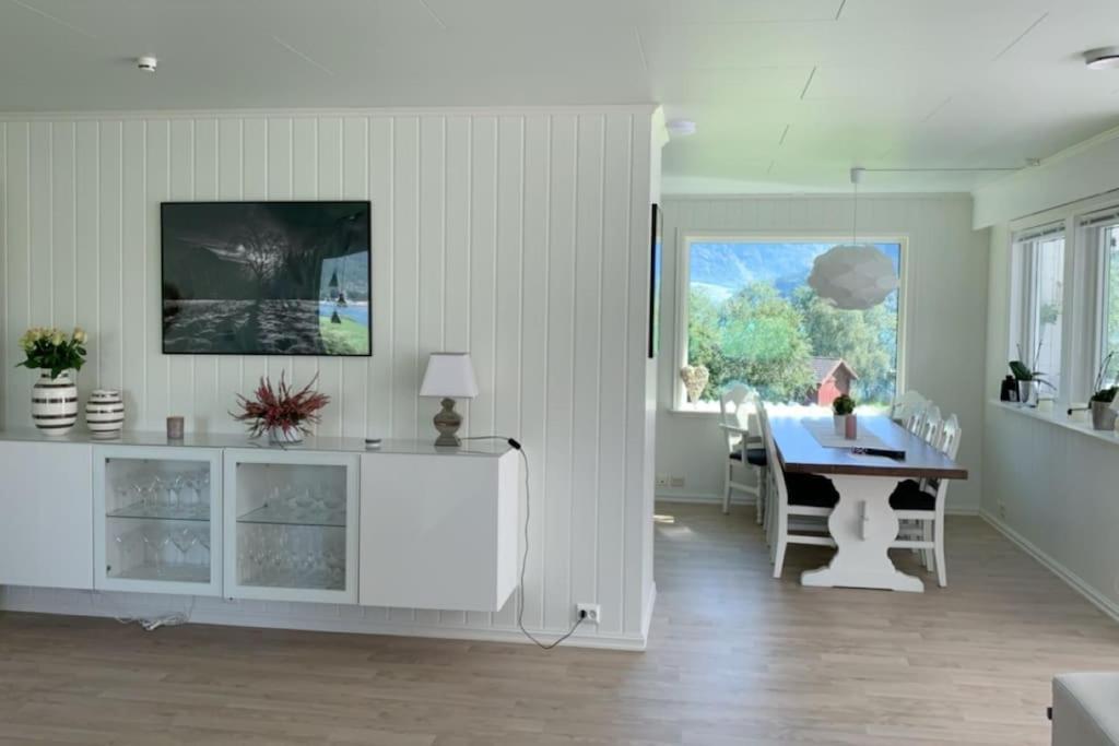 Landelig hus med fin badestrand og turområde.