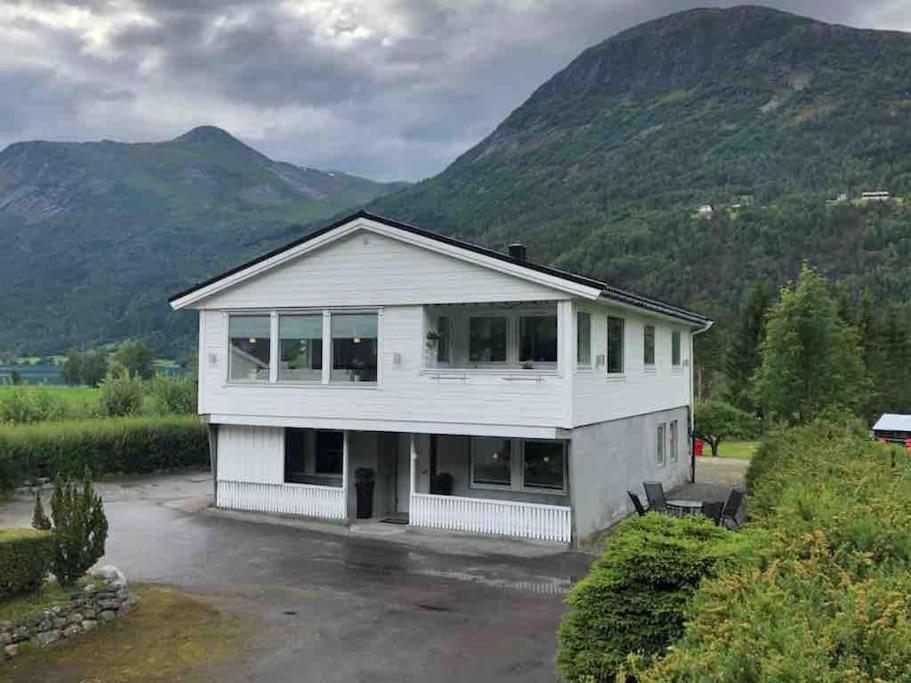 Landelig hus med fin badestrand og turområde.
