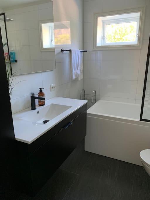 Landelig hus med fin badestrand og turområde.