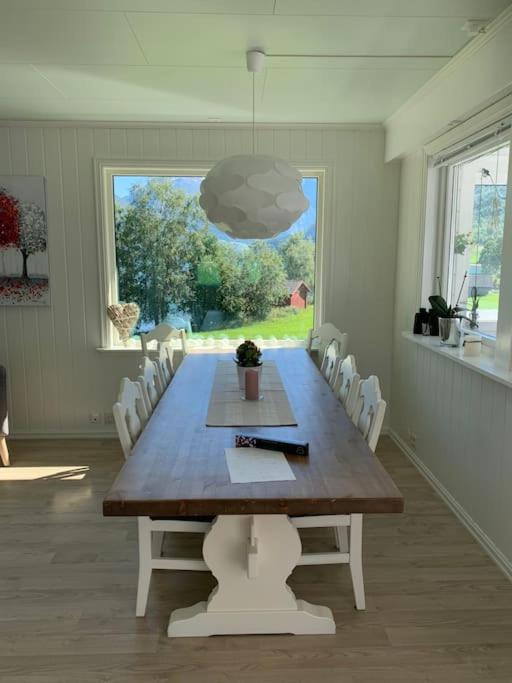 Landelig hus med fin badestrand og turområde.