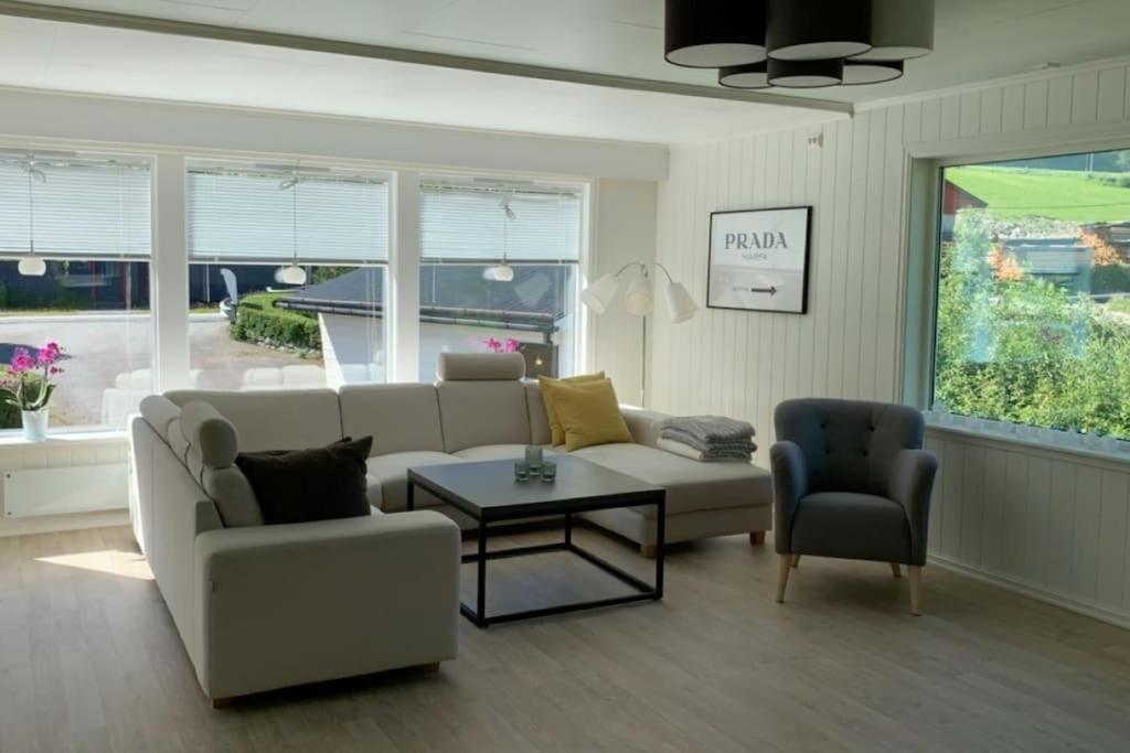 Landelig hus med fin badestrand og turområde.