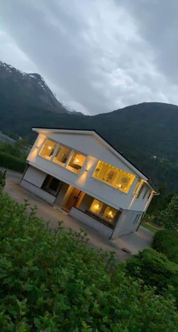 Landelig hus med fin badestrand og turområde.
